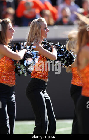 6 novembre 2010 - Stillwater, Oklahoma, United States of America - Cheerleaders lors d'action de jeu. Oklahoma State vaincu Baylor 55-28 dans le jeu à Boones Pickens Stadium. (Crédit Image : © Epicéa Derden/ZUMApress.com) Southcreek/mondial Banque D'Images