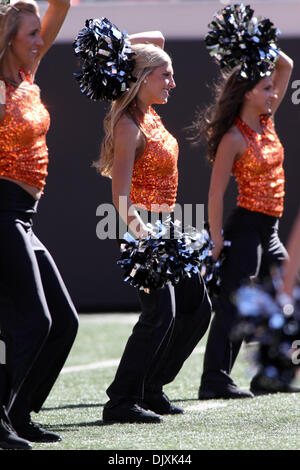 6 novembre 2010 - Stillwater, Oklahoma, United States of America - Cheerleaders lors d'action de jeu. Oklahoma State vaincu Baylor 55-28 dans le jeu à Boones Pickens Stadium. (Crédit Image : © Epicéa Derden/ZUMApress.com) Southcreek/mondial Banque D'Images