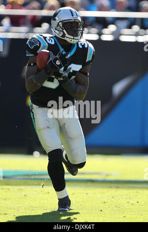 7 novembre, 2010 ; running back Carolina Panthers Mike Goodson (33) sur un coup de pied le retour au niveau du stade Bank of America à Charlotte, NC. Score à la moitié est Saints 14- Panthers 3..Jim Dedmon/CSM(Image Crédit : © Jim Dedmon/Cal/ZUMApress.com) Media Sport Banque D'Images