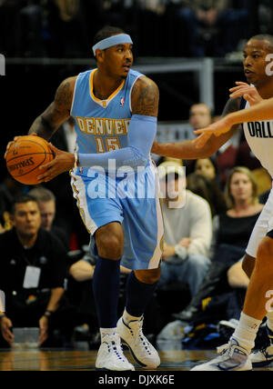 Le 7 novembre 2010 - Dallas, Texas, USA - 6 novembre 2010. Denver Nuggets CARMELO ANTHONY en avant au premier trimestre. Les Nuggets de Denver a battu les Dallas Mavericks 103 à 92 à l'American Airlines Center à Dallas, Texas, USA. (Crédit Image : © ZUMA/ZUMApress.com) Ralph Lauer Banque D'Images