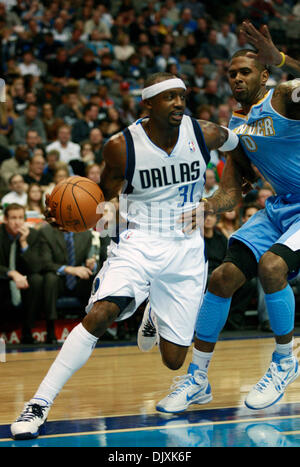 Le 7 novembre 2010 - Dallas, Texas, USA - Dallas Mavericks JASON TERRY (31) lecteurs autour les Denver Nuggets Gary Forbes (5). Les Nuggets de Denver a joué les Dallas Mavericks à l'American Airlines Center à Dallas, Texas, USA, 6 novembre 2010. (Crédit Image : © ZUMA/ZUMApress.com) Ralph Lauer Banque D'Images