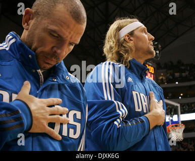 Le 7 novembre 2010 - Dallas, Texas, USA - 6 novembre 2010. JASON KIDD (l) et Dirk Nowitzki (r) pendant l'hymne national comme les Nuggets de Denver a joué les Dallas Mavericks à l'American Airlines Center à Dallas, Texas, USA. (Crédit Image : © ZUMA/ZUMApress.com) Ralph Lauer Banque D'Images