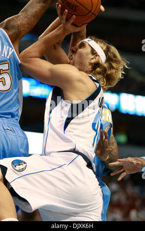 Le 7 novembre 2010 - Dallas, Texas, USA - 6 novembre 2010. DIRK NOWITZKI disques durs au panier comme les Nuggets de Denver a battu les Dallas Mavericks 103 à 92 à l'American Airlines Center à Dallas, Texas, USA. (Crédit Image : © ZUMA/ZUMApress.com) Ralph Lauer Banque D'Images