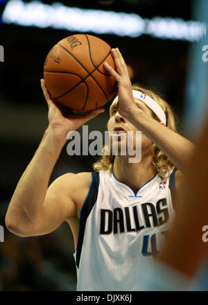 Le 7 novembre 2010 - Dallas, Texas, USA - 6 novembre 2010. L'avant des Dallas Mavericks Dirk Nowitzki prend un coup franc que les Nuggets de Denver a battu les Dallas Mavericks 103 à 92 à l'American Airlines Center à Dallas, Texas, USA. (Crédit Image : © ZUMA/ZUMApress.com) Ralph Lauer Banque D'Images