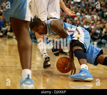 Le 7 novembre 2010 - Dallas, Texas, USA - 6 novembre 2010. Denver Nuggets J.R. SMITH fait un voler au troisième trimestre. Les Nuggets de Denver a battu les Dallas Mavericks 103 à 92 à l'American Airlines Center à Dallas, Texas, USA. (Crédit Image : © ZUMA/ZUMApress.com) Ralph Lauer Banque D'Images