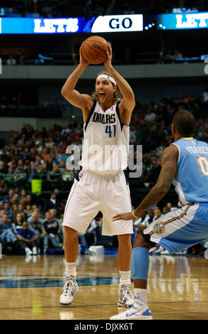 Le 7 novembre 2010 - Dallas, Texas, USA - 6 novembre 2010. Dallas Mavericks Dirk Nowitzki (21) tente de passer à travers les Nuggets Gary Forbes (0).Les Nuggets de Denver a battu les Dallas Mavericks 103 à 92 à l'American Airlines Center à Dallas, Texas, USA. (Crédit Image : © ZUMA/ZUMApress.com) Ralph Lauer Banque D'Images