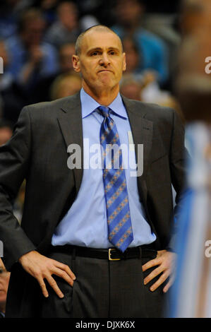 Le 7 novembre 2010 - Dallas, Texas, USA - 6 novembre 2010. L'entraîneur-chef des Dallas Mavericks RICK CARLISLE fait une grimace comme les Nuggets de Denver a battu les Dallas Mavericks 103 à 92 à l'American Airlines Center à Dallas, Texas, USA. (Crédit Image : © ZUMA/ZUMApress.com) Ralph Lauer Banque D'Images