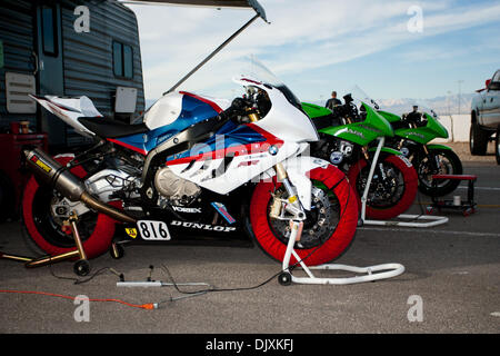 Le 7 novembre 2010 - Las Vegas, Nevada, United States of America - motos de course tous les trois qui attend pour entrer au cours de la 2010 Pirelli/WERA West Sportsman Series sur le Las Vegas Motor Speedway cours classique à Las Vegas, Nevada le dimanche 7 novembre, 2010. (Crédit Image : © Matt Gdowski/ZUMApress.com) Southcreek/mondial Banque D'Images