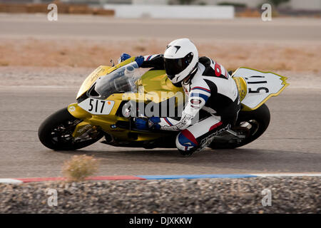 Le 7 novembre 2010 - Las Vegas, Nevada, United States of America - l'un des coureurs se penche sur elle et ses pouvoirs grâce à son tour 7 au cours de la 2010 Pirelli/WERA West Sportsman Series sur le Las Vegas Motor Speedway cours classique à Las Vegas, Nevada le dimanche 7 novembre, 2010. (Crédit Image : © Matt Gdowski/ZUMApress.com) Southcreek/mondial Banque D'Images