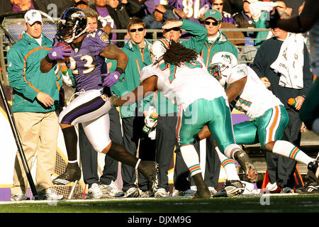 Le 7 novembre 2010 - Baltimore, Maryland, États-Unis d'Amérique - Baltimore Ravens Willis McGahee running back (23) lance la balle au cours du troisième trimestre de l'après-midi dimanche match contre les Dolphins de Miami au M&T Bank Stadium à Baltimore, MD. Les Ravens défait les dauphins 26 à 10. (Crédit Image : © Russell Tracy/global/ZUMApress.com) Southcreek Banque D'Images