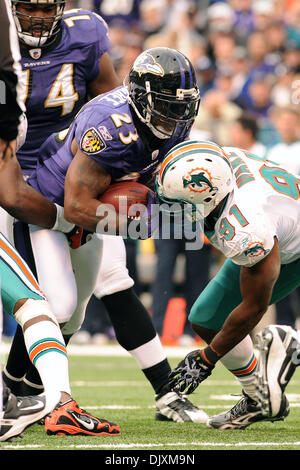 Le 7 novembre 2010 - Baltimore, Maryland, États-Unis d'Amérique - Baltimore Ravens Willis McGahee running back (23) lance la balle au cours du quatrième trimestre de l'après-midi dimanche match contre les Dolphins de Miami au M&T Bank Stadium à Baltimore, MD. Les Ravens défait les dauphins 26 à 10. (Crédit Image : © Russell Tracy/global/ZUMApress.com) Southcreek Banque D'Images