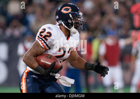 Le 7 novembre 2010 - Toronto, Ontario, Canada - Chicago Bears running back Matt Forte (# 22) exécute pour le yardage au cours d'un match contre les Bills de Buffalo, au Centre Rogers. Chicago a gagné le match 22-19. (Crédit Image : © Mark Konezny/ZUMApress.com) Southcreek/mondial Banque D'Images