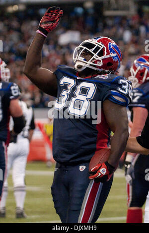 Le 7 novembre 2010 - Toronto, Ontario, Canada - Buffalo Bills fullback Corey MCINTYRE (# 38) célèbre après avoir marqué un touché au cours d'un match au Centre Rogers. Chicago a gagné le match 22-19. (Crédit Image : © Mark Konezny/ZUMApress.com) Southcreek/mondial Banque D'Images