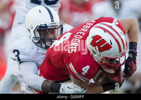 Madison, Wisconsin, USA. 30Th Nov, 2013. 30 novembre 2013 : Penn State Nittany Lions Da'évoluait Quan Davis # 33 s'attaque à la Wisconsin Badgers wide receiver Jared Abbrederis # 4 au cours de la NCAA Football match entre la Penn State Nittany Lions et le Wisconsin Badgers au Camp Randall Stadium à Madison, WI. Penn State Wisconsin défait 31-24. John Fisher/CSM/Alamy Live News Banque D'Images