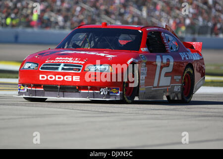 Le 7 novembre 2010 - Fort Worth, Texas, États-Unis d'Amérique - NASCAR Sprint Cup Series driver Brad Keselowski # 12 disques durs vers le bas de la route à ciel ouvert pour le début de l'AAA Texas 500 au Texas Motor Speedway à Fort Worth, Texas. (Crédit Image : © Matt Pearce/ZUMApress.com) Southcreek/mondial Banque D'Images