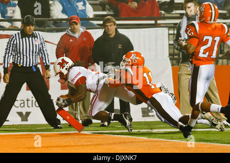 Le 10 novembre 2010 - Bowling Green, Ohio, United States of America - Miami Redhawks d'utiliser de nouveau Thomas Merriweather (# 34) plongées dans la zone des buts pour un touché comme Bowling Green Falcons arrière défensif Jovan Leacock (# 11) essaie de le pousser hors des limites au premier trimestre de l'action de jeu. Miami (Ohio) Bowling Green mène 14-7 à la mi-temps au Stade Doyt L. Perry. (Crédit Image : © Scott Banque D'Images