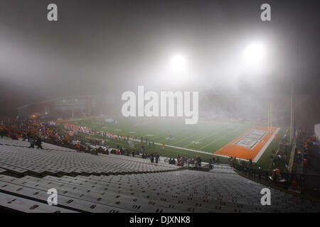 Le 10 novembre 2010 - Bowling Green, Ohio, United States of America - un épais brouillard commence à s'installe sur le terrain au début de la deuxième moitié. Miami (Ohio) défait Bowling Green 24-21 avec une 33- Cour partie objectif comme le temps écoulé au stade Doyt L. Perry. (Crédit Image : © Scott Grau/ZUMApress.com) Southcreek/mondial Banque D'Images