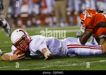 Le 10 novembre 2010 - Bowling Green, Ohio, United States of America - Miami Redhawks quarterback Zac Dysert (# 4) grimmaces après avoir frappé le turf au premier trimestre de l'action de jeu. Miami (Ohio) défait Bowling Green 24-21 avec une 33- Cour partie objectif comme le temps écoulé au but sur le terrain du stade Doyt L. Perry. Un épais brouillard s'installe sur le champ dans la seconde moitié du jeu. (Crédit Image : © Sco Banque D'Images