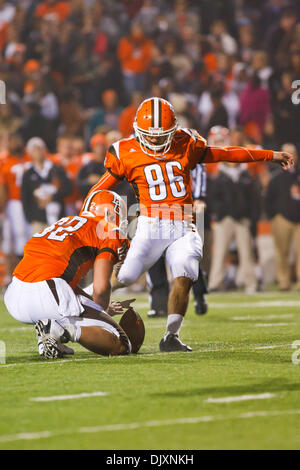 Le 10 novembre 2010 - Bowling Green, Ohio, United States of America - Bowling Green Falcons place kicker Kyle Burkhardt (# 86) se prépare à rejoindre votre chambre un point supplémentaire au premier trimestre de l'action de jeu. Miami (Ohio) défait Bowling Green 24-21 avec une 33- Cour partie objectif comme le temps écoulé au but sur le terrain du stade Doyt L. Perry. Un épais brouillard s'installe sur le champ dans la seconde moitié du jeu. (Crédit Banque D'Images