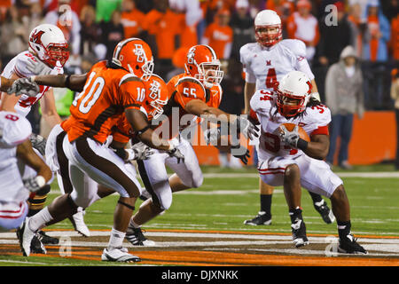 Le 10 novembre 2010 - Bowling Green, Ohio, United States of America - Bowling Green Falcons défensive fin Magnone Angelo (55) et arrière défensif Calvin Marshall (# 10) essaient de s'attaquer Miami Redhawks d'utiliser de nouveau Thomas Merriweather (# 34) au cours du deuxième trimestre, action de jeu. Miami (Ohio) défait Bowling Green 24-21 avec une 33- Cour partie objectif comme le temps écoulé à l'objectif de champ Doyt L. Perry Stadium Banque D'Images