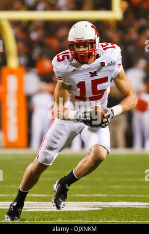 Le 10 novembre 2010 - Bowling Green, Ohio, United States of America - Miami Redhawks receveur Andy cruche (# 15) au cours du deuxième trimestre, action de jeu. Miami (Ohio) défait Bowling Green 24-21 avec une 33- Cour partie objectif comme le temps écoulé au but sur le terrain du stade Doyt L. Perry. Un épais brouillard s'installe sur le champ dans la seconde moitié du jeu. (Crédit Image : © Scott Grau/global/Southcreek ZUM Banque D'Images