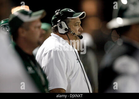 11 novembre 2010 - Tampa, FL, USA - TP   330475 FONDATION FOOTBALL 08.EDMUND D. Fountain | fois .(11/11/2010 Tampa Tampa) Catholic High School football entraîneur Bob Henriquez regarde son équipe jouer Jesuit le 11 novembre 2010 à Tampa. Catholique jésuite led Tampa 10-7 à la demie. [EDMUND D. FONTAINE, fois] (crédit Image : © St. Petersburg Times/ZUMApress.com) Banque D'Images