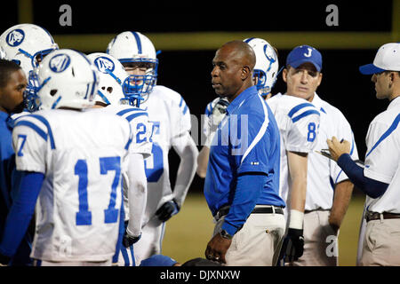 11 novembre 2010 - Tampa, FL, USA - TP   330475 FONDATION FOOTBALL 09.EDMUND D. Fountain | fois .(11/11/2010 Tampa) Entraîneur de football de l'école secondaire Jésuite James Harrell watches hi team play Tampa Catholic High School le 11 novembre 2010 à Tampa. Beat jésuite catholique Tampa 28-18. [EDMUND D. FONTAINE, fois] (crédit Image : © St. Petersburg Times/ZUMApress.com) Banque D'Images