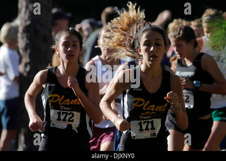 11 novembre 2010 - Tampa, FL, USA - TP   330540 FONDATION DE LA LIEUTENANTE-GOUVERNEURE 06.EDMUND D. Fountain | fois .(11/12/2010 Tampa) High School cross country porteur Julia Rodriguez, # 172 et # 171 Katherine Ralston, la concurrence dans la classe 4A 2 District de cross-country régional réunira à Lake Park à Tampa le 12 novembre 2010. [EDMUND D. FONTAINE, fois] (crédit Image : © St. Petersburg Times/ZUMApress.com) Banque D'Images