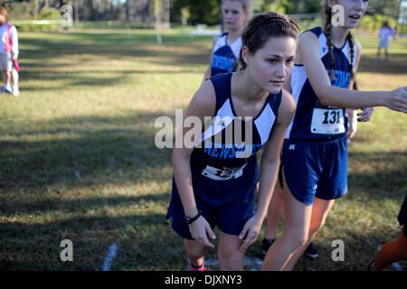 11 novembre 2010 - Tampa, FL, USA - TP   330540 FONDATION DE LA LIEUTENANTE-GOUVERNEURE 03.EDMUND D. Fountain | fois .(11/12/2010 Tampa) Newsome High School cross country runner Kyla Hoffer attend sur la ligne de départ avant la compétition dans la classe 4A District 2 cross country réunira à Lake Park à Tampa le 12 novembre 2010. [EDMUND D. FONTAINE, fois] (crédit Image : © St. Petersburg Times/ZUMApress.com) Banque D'Images