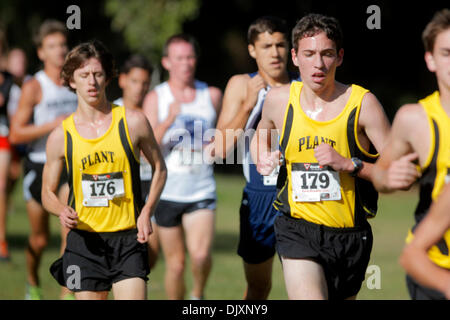 11 novembre 2010 - Tampa, FL, USA - TP   330540 FONDATION DE LA LIEUTENANTE-GOUVERNEURE 07.EDMUND D. Fountain | fois .(11/12/2010 Tampa) High School cross country porteur Kyler Long, # 176 et # 179 Jacob Montgomery, la concurrence dans la classe 4A Région 2 cross country réunira à Lake Park à Tampa le 12 novembre 2010.[EDMUND D. FONTAINE, fois] (crédit Image : © St. Petersburg Times/ZUMApress.com) Banque D'Images