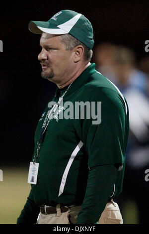 11 novembre 2010 - Tampa, FL, USA - TP   330475 FONDATION FOOTBALL 13.EDMUND D. Fountain | fois .(11/11/2010 Tampa Tampa) Catholic High School football coach Shawn Fox regarde son équipe jouer Jesuit High School le 11 novembre 2010 à Tampa. [EDMUND D. FONTAINE, fois] (crédit Image : © St. Petersburg Times/ZUMAPRESS.com) Banque D'Images