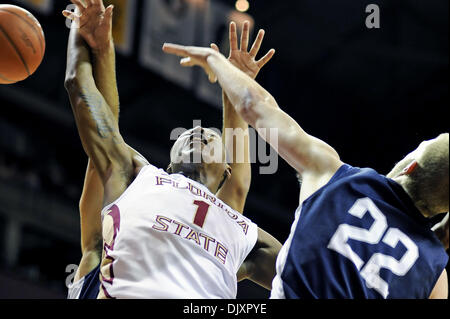 12 novembre 2010 - Tallahassee, Floride, États-Unis d'Amérique - 12 novembre 2010 : . L'AUS Xavier Gibson (1) est piraté comme il a fait un mouvement vers le panier pour ce qui aurait été facile dunk. FSU défait 75-55 UNF au Donald L. Tucker Center à Tallahassee, Floride. (Crédit Image : © Mike Olivella/ZUMApress.com) Banque D'Images