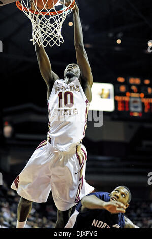 12 novembre 2010 - Tallahassee, Floride, États-Unis d'Amérique - 12 novembre 2010 : . L'ex-URSS (10) Okaro White power dunks sur un joueur de la Fondation au cours de la première moitié du jeu. FSU défait 75-55 UNF au Donald L. Tucker Center à Tallahassee, Floride. (Crédit Image : © Mike Olivella/ZUMApress.com) Banque D'Images