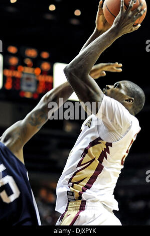 12 novembre 2010 - Tallahassee, Floride, États-Unis d'Amérique - 12 novembre 2010 : . La FSU Bernard James va jusqu'à un layup facile comme il a dirigé l'AUS pointage avec 15 points dans la nuit. FSU défait 75-55 UNF au Donald L. Tucker Center à Tallahassee, Floride. (Crédit Image : © Mike Olivella/ZUMApress.com) Banque D'Images