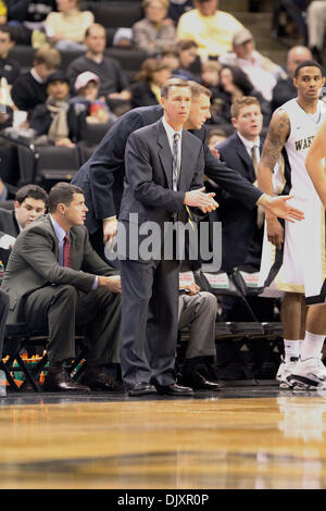 12 novembre 2010 - Winston-Salem, Caroline du Nord, États-Unis d'Amérique - Service Forest nouvel entraîneur-chef Jeff Bzdelik dirige sa jeune équipe Deacon dans leur ouverture à domicile. Score final 89 Stetson - Service des forêts 79. (Crédit Image : © Jim Dedmon/ZUMApress.com) Southcreek/mondial Banque D'Images