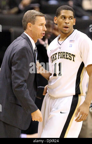 12 novembre 2010 - Winston-Salem, Caroline du Nord, États-Unis d'Amérique - Service Coach Jeff Bzdelik confère avec service de garde forestier diacres démon C.J. Harris (11). Score final 89 Stetson - Service des forêts 79. (Crédit Image : © Jim Dedmon/ZUMApress.com) Southcreek/mondial Banque D'Images