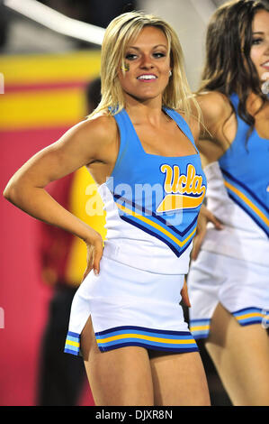 Los Angeles, CA, USA. 30Th Nov, 2013. Meneur de UCLA Bruins effectue au cours de la NCAA Football match entre les Bruins de UCLA et de l'USC Trojans au Coliseum de Los Angeles, Californie.l'encontre de l'UCLA Bruins 35-14 USC Trojans.Louis Lopez/CSM/Alamy Live News Banque D'Images