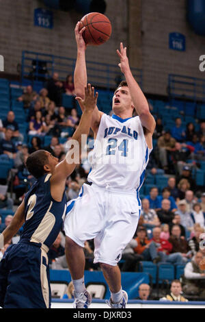 13 novembre 2010 - Buffalo, New York, États-Unis d'Amérique - Buffalo Bulls Avant Dave Barnet (# 24) prend un coup de feu contre les aspirants de marine Brennan garde Wyatt (# 2) au cours d'une partie à l'arène des anciens. Buffalo mène à la moitié de la Marine 42-16. (Crédit Image : © Mark Konezny/ZUMApress.com) Southcreek/mondial Banque D'Images