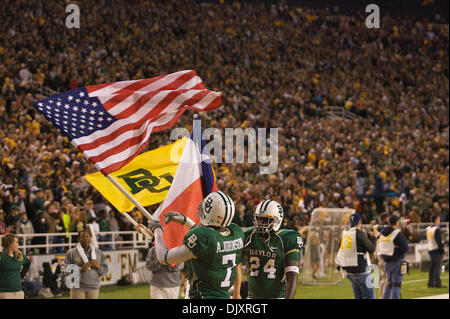 13 novembre 2010 - Waco, Texas, United States of America - Baylor Bears secondeur Antonio Johnson (# 7) vagues un drapeau américain alors que ses coéquipiers une vague Texas drapeau et un drapeau de Baylor. Texas A&M a marqué 28 points sans réponse dans la seconde moitié de la victoire, et est maintenant à égalité au deuxième rang dans le Grand XII Sud. Le Texas A&M Aggies défait le Baylor Bears 42-30 au stade Floyd Casey en W Banque D'Images