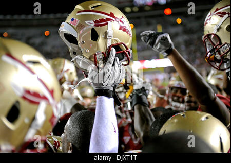 13 novembre 2010 - Tallahassee, Floride, États-Unis d'Amérique - 13 novembre 2010 : . Les joueurs de l'État de Floride célébrer après FSU PK Dustin Hopkins une firld 55 coups de cour objectif comme le temps écoulé pour l'AUS gagner. FSU défait Clemson16-13 à Doak Campbell Stadium à Tallahassee, Floride. (Crédit Image : © Mike Olivella/ZUMApress.com) Banque D'Images