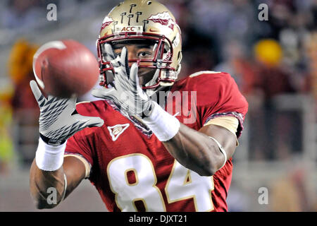 13 novembre 2010 - Tallahassee, Floride, États-Unis d'Amérique - 13 novembre 2010 : . Florida State WR Rodney Smith (84) tire un 53 verges de réception QB E.J. Manuel au cours du premier semestre. FSU défait Clemson16-13 à Doak Campbell Stadium à Tallahassee, Floride. (Crédit Image : © Mike Olivella/ZUMApress.com) Banque D'Images