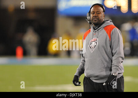 13 novembre 2010 - Colorado Springs, Colorado, États-Unis d'Amérique - Nouveau Mexique entraîneur Mike Locksley marche sur sur le terrain. L'Air Force Falcons défait le New Mexico Lobos par un score de 48-23 au stade de Falcon. (Crédit Image : © Andrew Fielding/ZUMApress.com) Southcreek/mondial Banque D'Images