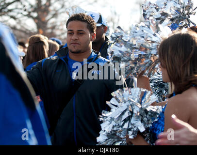 13 novembre 2010 - Lexington, Kentucky, États-Unis d'Amérique - New York les joueurs accueillent les fans pendant les joueurs à pied avant leur jeu avec Vanderbilt de stade du Commonwealth. Les Wildcats remportent 38 à 20. (Crédit Image : © Wayne/Litmer ZUMApress.com) Southcreek/mondial Banque D'Images