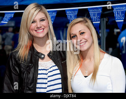 13 novembre 2010 - Lexington, Kentucky, United States of America - Kentucky fans le talonnage avant leur jeu avec Vanderbilt de stade du Commonwealth. Les Wildcats remportent 38 à 20. (Crédit Image : © Wayne/Litmer ZUMApress.com) Southcreek/mondial Banque D'Images