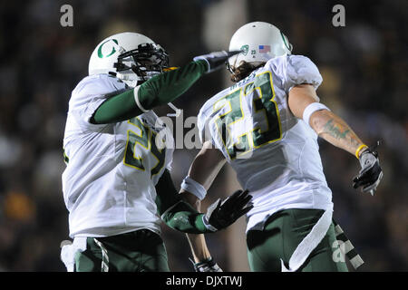 13 novembre 2010 - Berkeley, Californie, États-Unis d'Amérique - Oregon Ducks d'utiliser de nouveau Kenjon Barner (24) célèbre avec le receveur Jeff Maehl (23) après l'Maehl 29 verges lors de la NCAA match entre la Californie et l'Oregon Golden Bears de canards au Memorial Stadium. Meilleurs Oregon beat Cal 15-13. (Crédit Image : © Matt Cohen/ZUMApress.com) Southcreek/mondial Banque D'Images