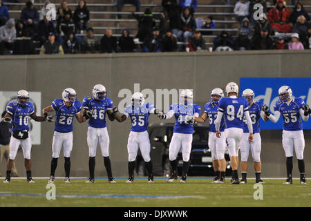 13 novembre 2010 - Colorado Springs, Colorado, États-Unis d'Amérique - Air Force ils tiennent les mains avant un kickoff. L'Air Force Falcons défait le New Mexico Lobos par un score de 48-23 au stade de Falcon. (Crédit Image : © Andrew Fielding/ZUMApress.com) Southcreek/mondial Banque D'Images