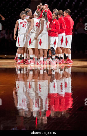 14 novembre 2010 - Columbus, Ohio, États-Unis d'Amérique - Ohio State University's Women's Caucus l'équipe de basket-ball avant la première période de jeu au niveau de la ville de valeur à l'Arène Jerome Schottenstein Center de Columbus, Ohio dimanche après-midi 14 Novembre 2010. Les Buckeyes a vaincu les Eagles 74-62. (Crédit Image : © James DeCamp/global/ZUMApress.com) Southcreek Banque D'Images