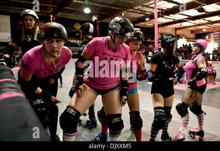 14 novembre 2010 - Los Angeles, Californie, USA - La Baby-doll de bagarre entre le karma des caméléons et l'église de l'empoisonner l'esprit à l'usine de poupées, siège et centre de formation pour l'A.L. Derby Dolls' 5-équipe, toutes les femmes, s'est incliné roller derby league.(Image Crédit : © Brian Cahn/ZUMApress.com) Banque D'Images