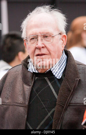 14 novembre 2010 - Cleveland, Ohio, États-Unis d'Amérique - entraîneur Buddy Ryan est sur la main pour regarder ses deux fils comme entraîneur des Cleveland Browns le prendre sur le New York Jets joué au stade Cleveland Browns à Cleveland (Ohio). (Crédit Image : © Frank Jansky/global/ZUMApress.com) Southcreek Banque D'Images
