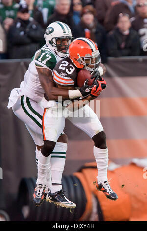 14 novembre 2010 - Cleveland, Ohio, États-Unis d'Amérique - évoluait Cleveland Browns Joe Haden (23) intercepte une passe destinée à New York Jets receveur Braylon Edwards (17) pendant les heures supplémentaires. Les New York Jets défait les Cleveland Browns 26-20 en prolongation dans le match joué au stade Cleveland Browns à Cleveland (Ohio). (Crédit Image : © Frank Jansky/global/Southcreek ZUM Banque D'Images